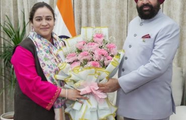 राज्यपाल से शिष्टाचार भेंट करती हुईं श्रीमती अपर्णा यादव।