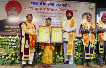 छठे दीक्षांत समारोह में उत्कृष्ट सेवाएं दे रही शिक्षिका को सम्मानित करते हुए राज्यपाल।