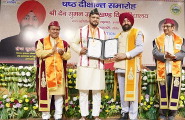 छठे दीक्षांत समारोह में विद्यार्थियों को उपाधियां और गोल्ड मेडल प्रदान करते हुए राज्यपाल।