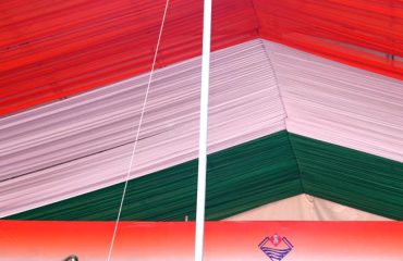 गणतंत्र दिवस के अवसर पर परेड ग्राउंड में राष्ट्रीय ध्वज फहराने के उपरांत परेड की सलामी लेते हुए राज्यपाल।