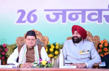 गणतंत्र दिवस के अवसर पर परेड ग्राउंड में आयोजित कार्यक्रम में राज्यपाल एवं मुख्यमंत्री।