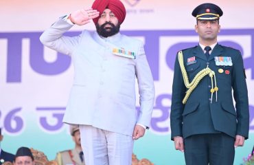 गणतंत्र दिवस के अवसर पर परेड ग्राउंड में राष्ट्रीय ध्वज फहराने के उपरांत परेड की सलामी लेते हुए राज्यपाल।