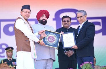 The Governor honoring Mr. Mastu Das, Assistant Chief Electoral Officer of Uttarakhand, for his outstanding service at the Republic Day function at the parade ground.