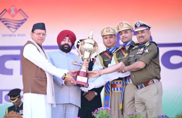 गणतंत्र दिवस के अवसर पर परेड ग्राउंड में आयोजित कार्यक्रम में सीआरपीएफ की टुकड़ी को प्रथम स्थान प्राप्त करने पर सम्मानित करते हुए राज्यपाल।