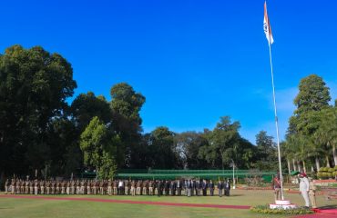 गणतंत्र दिवस के अवसर पर लोक भवन में राष्ट्रीय ध्वज फहराने के उपरांत सलामी लेते हुए राज्यपाल।