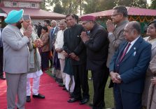 स्वल्पाहार कार्यक्रम में उपास्थित गणमान्य लोगों से मुलाकात करते हुए राज्यपाल एवं मुख्यमंत्री।