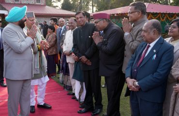 स्वल्पाहार कार्यक्रम में उपास्थित गणमान्य लोगों से मुलाकात करते हुए राज्यपाल एवं मुख्यमंत्री।