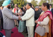 स्वल्पाहार कार्यक्रम में उपास्थित गणमान्य लोगों से मुलाकात करते हुए राज्यपाल एवं मुख्यमंत्री।