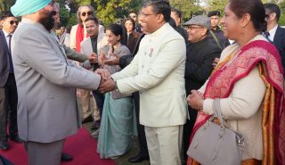 स्वल्पाहार कार्यक्रम में उपास्थित गणमान्य लोगों से मुलाकात करते हुए राज्यपाल एवं मुख्यमंत्री।