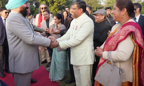 स्वल्पाहार कार्यक्रम में उपास्थित गणमान्य लोगों से मुलाकात करते हुए राज्यपाल एवं मुख्यमंत्री।