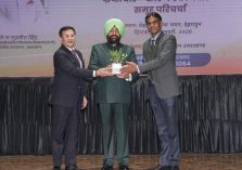 राज्यपाल को पौधा भेंट करते हुए पुलिस महानिदेशक श्री दीपम सेठ, निदेशक सर्तकता श्री वी मुरुगेशन।