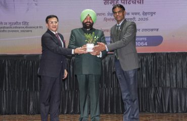 राज्यपाल को पौधा भेंट करते हुए पुलिस महानिदेशक श्री दीपम सेठ, निदेशक सर्तकता श्री वी मुरुगेशन।
