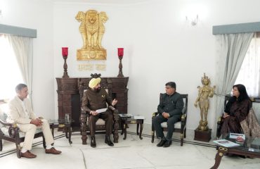 डॉ. रवि दत्त गोदियाल एवं आयोग के अन्य सदस्यों से वार्ता करते हुए राज्यपाल।