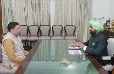 राज्यपाल से शिष्टाचार भेंट करते हुए नवनियुक्त कुलपति, उत्तराखण्ड संस्कृत विश्वविद्यालय, हरिद्वार प्रो. रमाकांत पांडेय।