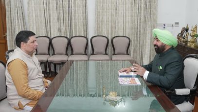 The newly appointed Vice Chancellor of Uttarakhand Sanskrit University, Haridwar, Prof. Ramakant Pandey paying a courtesy call on the Governor.