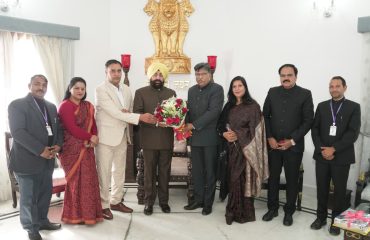 राज्यपाल से शिष्टाचार भेंट करते हुए डॉ. रवि दत्त गोदियाल एवं आयोग के अन्य सदस्य।