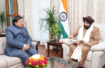 राज्यपाल से शिष्टाचार भेंट करते हुए श्री नरेश बंसल।