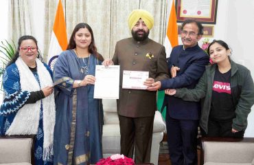 राज्यपाल को “देहरादून उत्तरायणी कौथिक महोत्सव-2026” के लिए निमंत्रण देती हुईं श्रीमती गीता धामी।