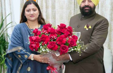 राज्यपाल से शिष्टाचार भेंट करती हुईं ट्रस्टी संस्थापक, सेवा संकल्प (धारिणी) फाउंडेशन श्रीमती गीता धामी।