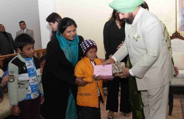 लोक भवन में शार्प मेमोरियल स्कूल के बच्चों को सम्मानित करते हुए राज्यपाल।