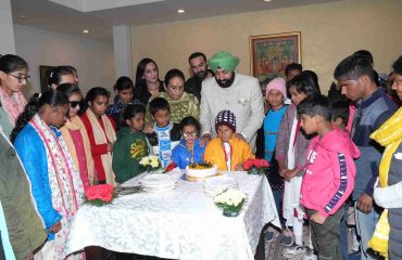 लोक भवन में शार्प मेमोरियल स्कूल के बच्चों के साथ अपना जन्मदिन मनाते हुए राज्यपाल।