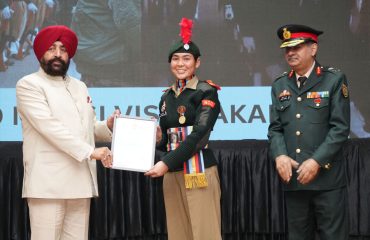 सम्मान समारोह कार्यक्रम में एनसीसी कैडेट्स को सम्मानित करते हुए राज्यपाल।