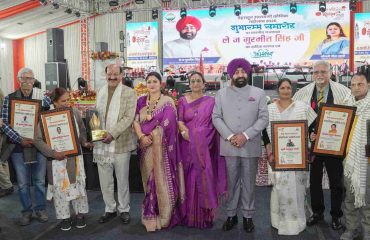 सेवा संकल्प फाउंडेशन द्वारा आयोजित उत्तरायणी कौथिक महोत्सव-2026 के शुभारम्भ कार्यक्रम के अवसर पर समाजसेवकों के साथ राज्यपाल।