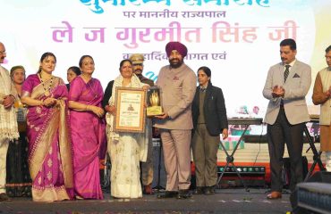 सेवा संकल्प फाउंडेशन द्वारा आयोजित उत्तरायणी कौथिक महोत्सव-2026 के शुभारम्भ कार्यक्रम के अवसर पर समाजसेवकों को सम्मानित करते हुए राज्यपाल।