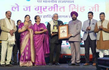 10 social workers for their outstanding contributions in various social sectors across the state.