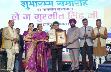 उत्कृष्ट कार्य करने वाले 10 समाजसेवकों को सम्मानित किया गया।