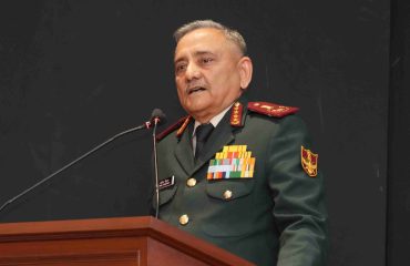 लोक भवन में ‘भारत हिमालयन इंटरनेशनल स्ट्रैटेजिक मंच (भीष्म)’ शुभारंभ कार्यक्रम को संबोधित करते हुए चीफ ऑफ डिफेंस स्टाफ, जनरल अनिल चौहान।