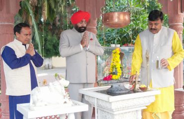 Cabinet Minister Dr. Dhan Singh Rawat along with the Governor performing puja at Rajprajneshwar Mahadev Temple located in Lok Bhavan on the auspicious occasion of Mahashivratri.