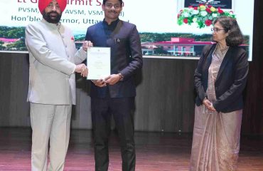 Governor felicitating the best performing officers on the occasion of Sanjay Singh Memorial Lecture Programme organised at Indira Gandhi National Forest Academy.