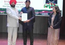 संजय सिंह स्मृति व्याख्यान कार्यक्रम के अवसर पर श्रेष्ठ प्रदर्शन करने वाले अधिकारियों को सम्मानित करते हुए राज्यपाल।