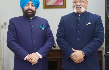 राज्यपाल से शिष्टाचार भेंट करते हुए विशेष प्रमुख सचिव, खेल एवं युवा कल्याण तथा कुलपति, उत्तराखण्ड खेल विश्वविद्यालय श्री अमित कुमार सिन्हा।