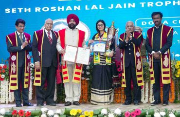 कोर विश्वविद्यालय, रुड़की के दूसरे दीक्षांत समारोह के अवसर पर विद्यार्थियों को डिग्री एवं उपाधियां प्रदान करते हुए राज्यपाल।