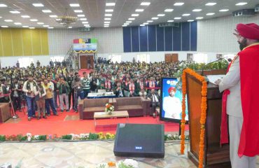 कोर विश्वविद्यालय दूसरे दीक्षांत समारोह को संबोधित करते हुए राज्यपाल।