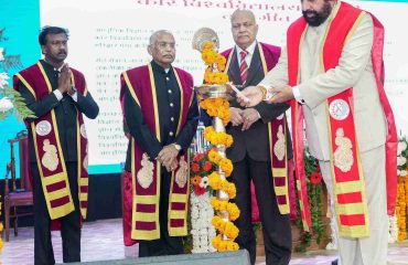 कोर विश्वविद्यालय, रुड़की के दूसरे दीक्षांत समारोह का शुभारंभ करते हुए राज्यपाल।