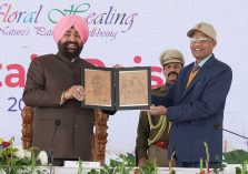 वसंतोत्सव-2026 के ‘कर्टेन रेजर’ कार्यक्रम के अवसर पर राज्यपाल को फोटो फ्रेम भेंट करते हुए सचिव कृषि एवं कृषक कल्याण श्री एस.एन. पाण्डेय।