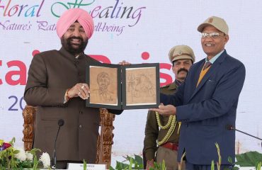वसंतोत्सव-2026 के ‘कर्टेन रेजर’ कार्यक्रम के अवसर पर राज्यपाल को फोटो फ्रेम भेंट करते हुए सचिव कृषि एवं कृषक कल्याण श्री एस.एन. पाण्डेय।