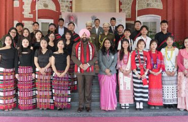 अरुणाचल प्रदेश एवं मिजोरम राज्य के स्थापना दिवस कार्यक्रम के छात्र-छात्राओं के साथ राज्यपाल।