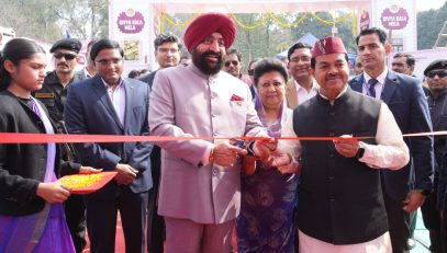 The Governor inaugurating the "Divya Kala Mela"