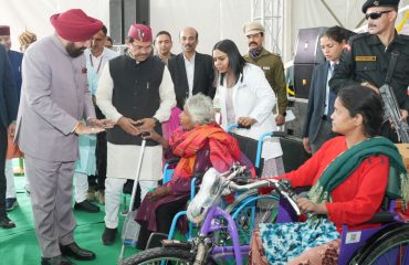 दिव्यांगजनों से मुलाकात करते हुए राज्यपाल।