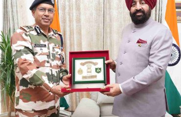 ITBP Director General Shri Shatrujeet Kapoor presenting a memento to the Governor.