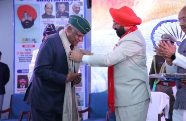 Governor felicitating a member of the Rashtriya Sainik Sanstha for his outstanding work on the occasion of the 18th National Convention of the Rashtriya Sainik Sanstha held in New Delhi.