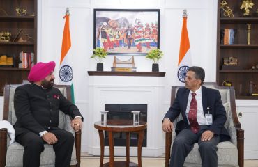 उत्तराखण्ड निवास, नई दिल्ली में राज्यपाल से शिष्टाचार भेंट करते हुए भारतीय नौसेना के चीफ हाइड्रोग्राफर, वाइस एडमिरल लोचन सिंह पठानिया।