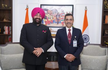 उत्तराखण्ड निवास, नई दिल्ली में राज्यपाल से शिष्टाचार भेंट करते हुए भारतीय नौसेना के चीफ हाइड्रोग्राफर, वाइस एडमिरल लोचन सिंह पठानिया।