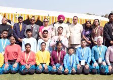 राष्ट्रीय दृष्टि दिव्यांगजन सशक्तीकरण संस्थान, देहरादून के छात्रों के साथ राज्यपाल।