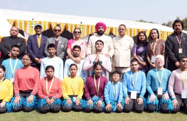 राष्ट्रीय दृष्टि दिव्यांगजन सशक्तीकरण संस्थान, देहरादून के छात्रों के साथ राज्यपाल।