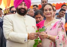 The Governor and First Lady, Mrs. Gurmeet Kaur, posing for a photo at the Selfie Point